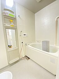 [風呂] 快適な使い心地とゆとりある空間が1日の疲れを解きほぐすバスルームです。