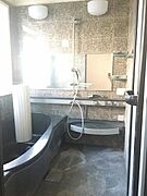 半身浴もゆっくり楽しめる広々浴室