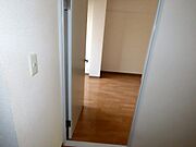 玄関入って横の洋間