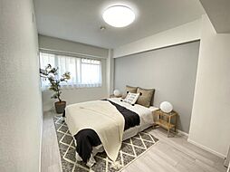 [内装] プライベートなベッドルームは暮らす方がお好みで飾れるシンプルな室内に仕上げてあります。