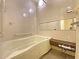 [風呂] バスタイムを快適に過ごせるゆったりサイズのバスルーム。是非半身浴をお楽しみ下さい。