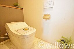 [トイレ] いつまでも清潔な空間であってほしい水回りは、目に留まるだけではなく、汚れをふき取り易いフロアと壁紙に。お気に入りの絵画を飾ったり、小さなお部屋でも工夫次第で素敵な空間に。