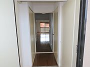 落ち着いた色の室内