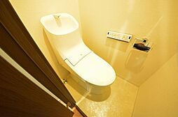[トイレ] 温水洗浄機能付き便座を標準装備。清潔で快適な空間を演出します。 