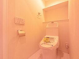[トイレ] 白を基調とした清潔感あふれる空間となっております