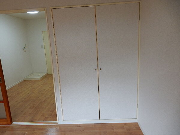 画像17:収納扉を閉めればお部屋と一体の白。統一感がありお部屋をすっきりと見せる効果もあります。