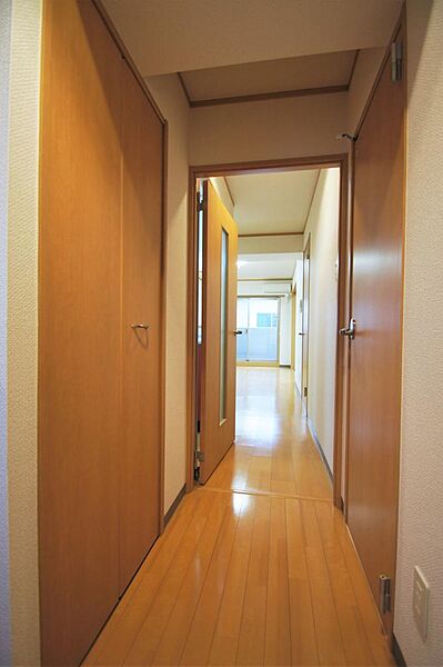 画像24:玄関からお部屋に向かう廊下です。左側の扉の中には洗濯機置場があります。