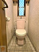 窓がある明るいトイレ