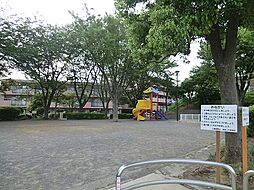 [周辺] 港南一丁目公園　750m　住宅街の十分な広さの公園です。 