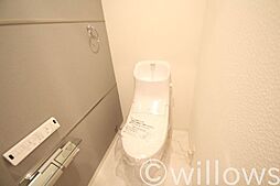[トイレ] トイレは白を基調とし、清潔感のある空間に。より快適にご利用いただくために、ウォシュレットタイプを採用。お気に入りの絵画を飾ったり、小さなお部屋でも工夫次第で素敵な空間になります。
