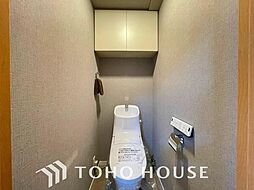 [トイレ] ホワイトで統一された清潔感ある空間は手洗い一体型のトイレ設備です。