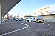 マンション北側に平置きの駐車スペースがあります。