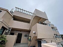 [外観] 東急田園都市線「たまプラーザ」駅にアクセス可能な最寄りバス停まで徒歩1分♪便利な立地の鉄筋コンクリートの3階建てマンションです♪