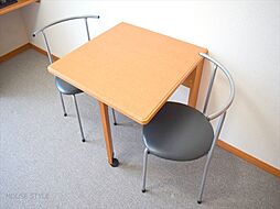 [内装] テーブルは折り畳みできます。