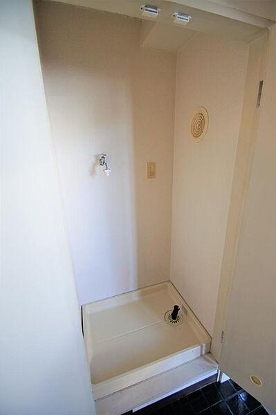 画像14:玄関横に洗濯機置き場があります。洗濯防水パンは備え付けです。
