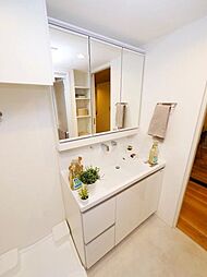 [洗面] 洗面台は三面鏡タイプ。いろいろな方向から確認ができるので大変便利です。鏡の後ろは収納スペースとなっており、ヘアケア用品や洗面用品などを収納することが出来るので洗面所まわりがスッキリします。