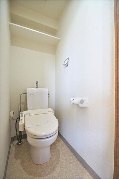 画像16:トイレは温水洗浄機能付です。