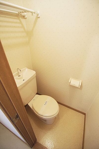画像17:トイレ上部には小棚もあります。