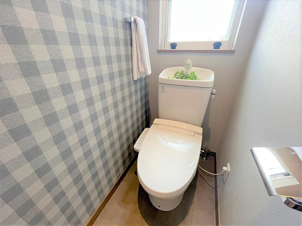 【トイレ】窓があることで陽ざしが入る明るいトイレです。窓からの換気で空気の流れを一層できます♪