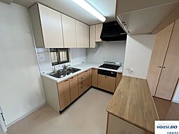 [キッチン] キッチンには多くの収納スペースがございますので、調理器具や食器を片づけるスペースに困りません。