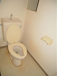 [トイレ] 壁に物入があるのでトイレ用品も収納できます。