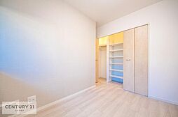 [寝室] しっかりと収納が付いているのが嬉しいですね。居室をスッキリ整頓する事ができます！家具を選ばないシンプルなデザインの為、お気に入りの家具を活かす事ができます。