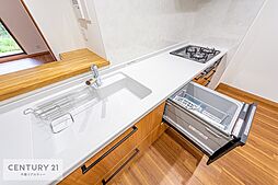 [キッチン] 食洗器付きです。手荒れ防止と忙しい時に便利な仕様設備！ビルトイン仕様なので場所も取らないので広々調理スペースを確保！ストレスフリーなシステムキッチン！