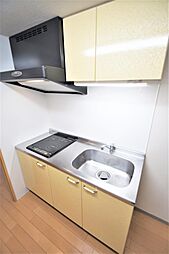 ２口ＩＨコンロ付きシステムキッチン、収納も充実しております。