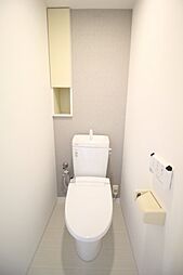 [トイレ] 温水洗浄便座付きのトイレ。後ろには棚が用意されています