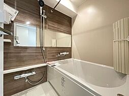 [風呂] バスルームはしっかりリラックスできるよう、ゆったりしたサイズの広い浴槽になっています。