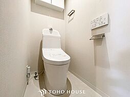 [トイレ] トイレはシンプルにホワイトで統一した温水洗浄付です。