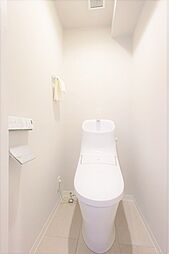 [トイレ] 温水洗浄便座付きトイレ。