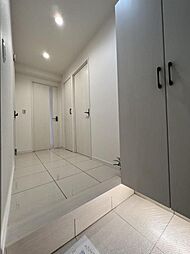 [玄関] 散らかりがちな玄関スペースにはトールサイズの収納棚を設置し、いつでもスッキリと片付いた空間をたもてます