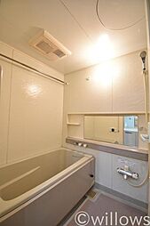 [風呂] 浴室暖房乾燥機、追い炊き機能付きのオートバス。疲れを癒す場所にふさわしい快適で清潔な空間で心も体もオフになるリラックスタイムをお楽しみください。