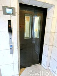 [その他] エレベーターはもちろん完備。防犯カメラ付きで、防犯対策もしっかりとしており、1人でも安心して利用できます。