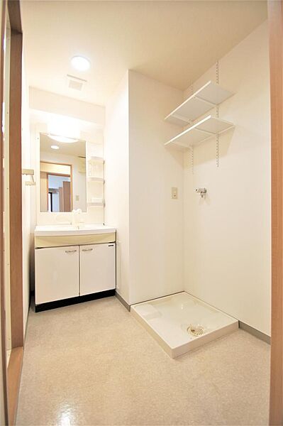 画像19:洗面所には洗面化粧台・洗濯機置き場ががあります。防水パンは備え付けです。