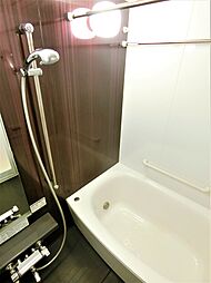 [風呂] 浴室暖房乾燥機付きユニットバス。お手入れのしやすい低床タイプです。