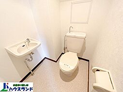 [トイレ] 広々としたトイレです！　手洗い場も完備！