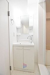 [洗面] 大きく見やすい三面鏡で清潔感ある洗面台は、身だしなみチェックや肌のお手入れに最適です。何かと荷物が増える場所だからこそ、スッキリと見映えの良い空間に拵えました。
