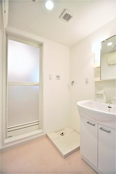 画像18:洗面所にはシャワー付き洗面化粧台・室内洗濯機置き場があります。身だしなみを整える際に便利です。