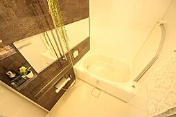 [風呂] リフォーム済みにつき清潔感を感じる浴室！
