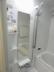 [風呂] 【浴室】全身をチェックできる縦長のミラーや、スライドバー付きシャワーヘッドが設置された浴室です。