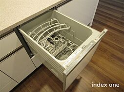 [キッチン] キッチンには浄水器がビルトイン　シンプルで機能的なシンクまわりです