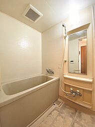 [風呂] 【浴室】一日の疲れを癒すリフレッシュ空間。水回り丁寧に使用されています。