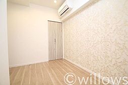 [内装] 使いやすい収納スペースも設計されておりお部屋を広くお使い頂けます。白い壁で囲まれているので広く感じられるお部屋です。