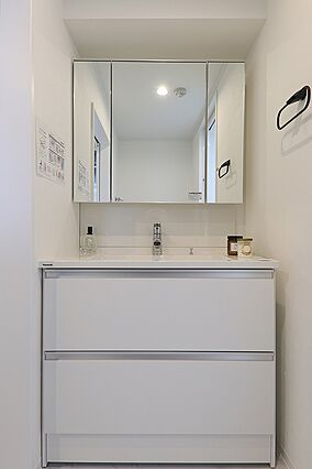 収納も豊富な新...