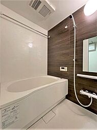 [風呂] 清潔感のあるカラーで統一された空間は、ゆったりとした癒しのひと時を齎す快適空間に仕上げられています。