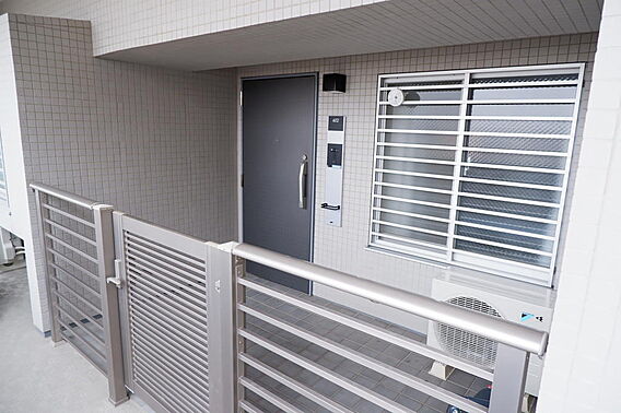 扉門付き玄関ポ...