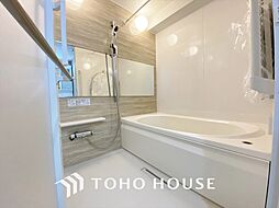 [風呂] 【浴室】《一日の疲れを落としてくれる場所は、落ち着く場所でなければならない》　高級感溢れるカラーと大きさ・柔らかな曲線で構成された半身浴も楽しめるバスタブが心地よさをもたらします。