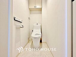 [トイレ] 清潔な空間であって頂けますように、目に留まるだけではなく、汚れをふき取り易いフロアと壁紙をチョイス。